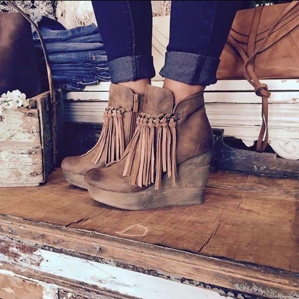 Boho Chic, Tan leather bootie with fringe. Super comfortable.  Like new.